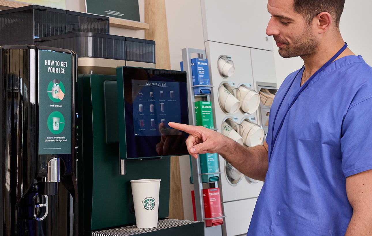 醫護人員在 We Proudly Serve Starbucks 星巴克咖啡服務自助咖啡機上挑選飲品