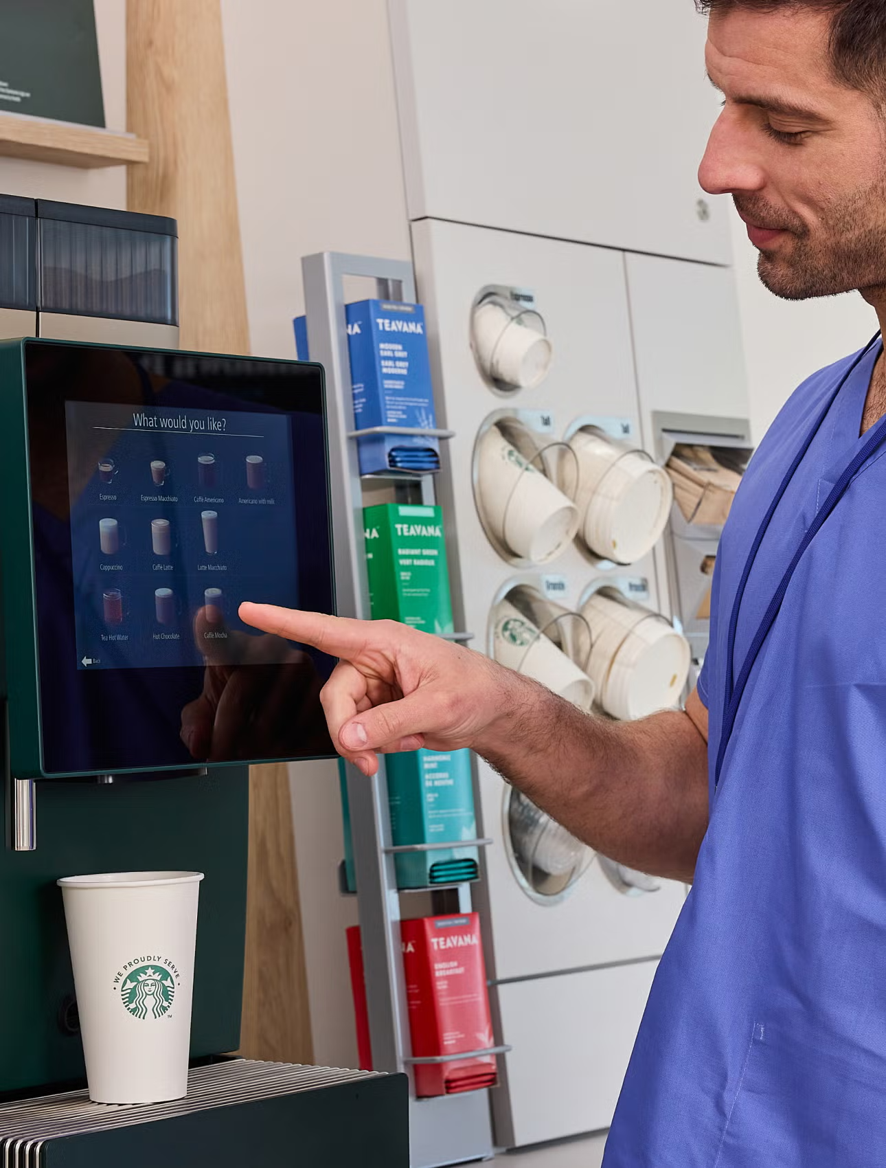 醫護人員在 We Proudly Serve Starbucks 星巴克咖啡服務自助咖啡機上挑選飲品