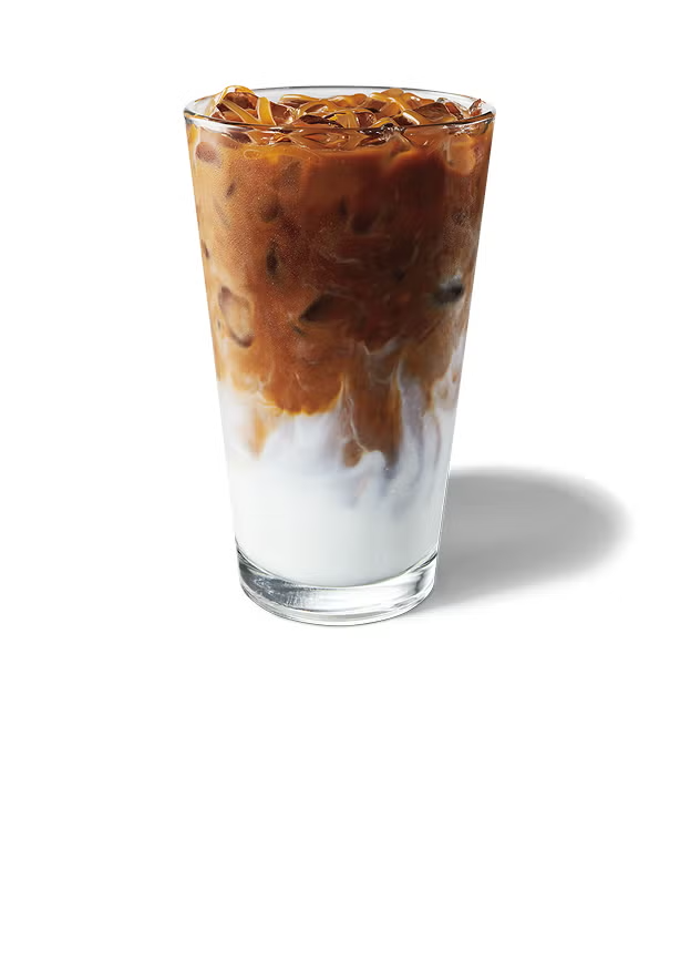 一杯裝在中杯玻璃杯的冰焦糖瑪奇朵