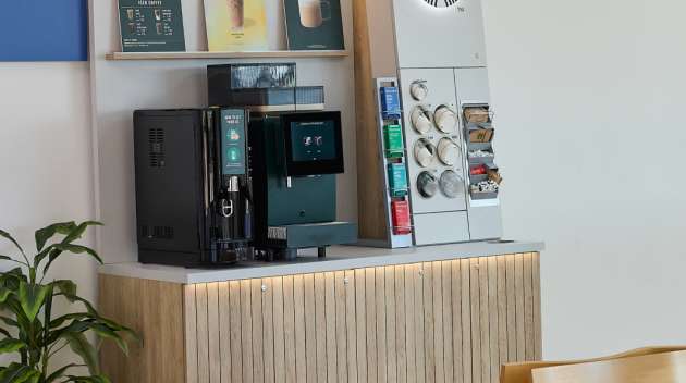 醫院門診區內的輕便型 We Proudly Serve Starbucks 星巴克咖啡服務咖啡站，配備自助咖啡機